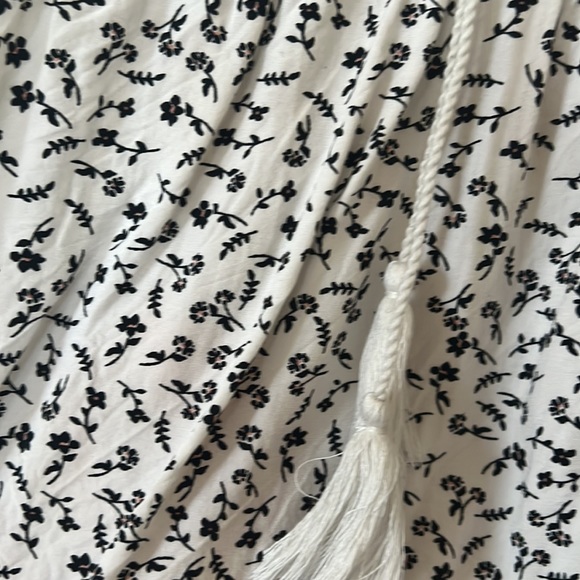 Old Navy Womens Floral Blouse in white and black. - Picture 8 of 8